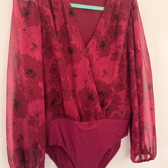 Gibson Look Dark Red Floral Blouse Bodysuit Plunging Neckline Size Large - Picture 10 of 14